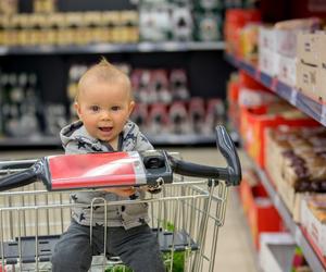 Otworzyła choremu synowi jogurt w sklepie, zanim za niego zapłaciła. Kasjerka nie miała litości