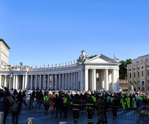 Ostatnie chwile przed pogrzebem Franciszka. Tłumy wiernych na pl. św. Piotra