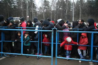 Białorusini kazali zjeść migrantowi polskie banknoty. Przystawili bagnet do gardła