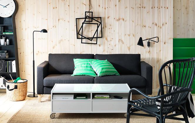 Szara sofa w salonie