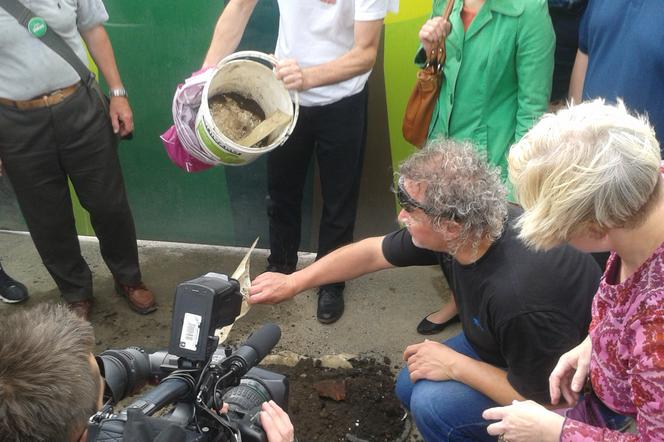W ramach protestu Zieloni przywieźli na teren budowanego dworca PKS dwa wiaderka gruzu z miejsca, w którym jest on wysypywany.