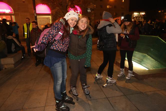 Nightskating. Warszawiacy przejechali stolicę na rolkach [Zdjęcia]