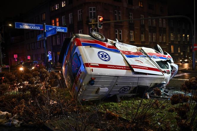 Kraków. Dwie karetki na sygnale zderzyły się na skrzyżowaniu w centrum miasta