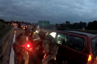 Kontrterroryści zatrzymali poszukiwanego pseudokibica. W aucie miał narkotyki i papierosy
