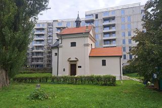 Potężny blok mieszkalny pożarł zabytkowy kościółek w Krakowie. Mieszkańcy: architektoniczny zgrzyt [GALERIA]