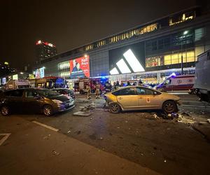 Karambol na Marszałkowskiej! Totalny paraliż centrum Warszawy, 7 samochodów rozbitych. Nie jeżdżą nawet tramwaje
