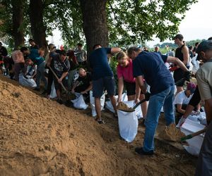 Powódź w Polsce 2024. Fala kulminacyjna przechodzi przez kolejne miasta. Wielkie sprzątanie w zniszczonych miejscowościach