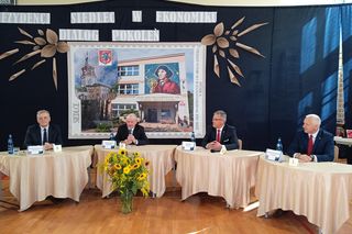 100 par zatańczyło poloneza na 100-lecie siedleckiego Ekonomika