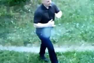 Krakowska policja szuka tego mężczyzny. Wyszedł z tramwaju za 32-latkiem i brutalnie go pobił! [ZDJĘCIA]