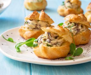 Przekąski na andrzejki: ptysie nadziewane pieczarkami. Zrobisz je łatwiej niż myślisz