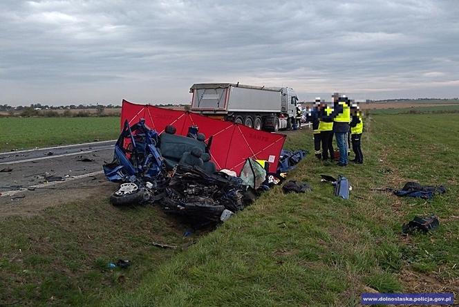 Samochód osobowy wjechał pod ciężarówkę. Pasażer zginął na miejscu