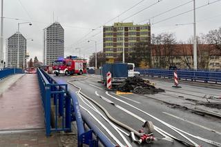 Most Szczytnicki zamknięty, ewakuacja mieszkańców