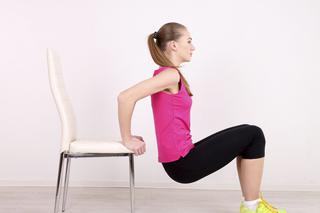 Ćwiczenie z krzesłem: wzmacnianie tricepsów