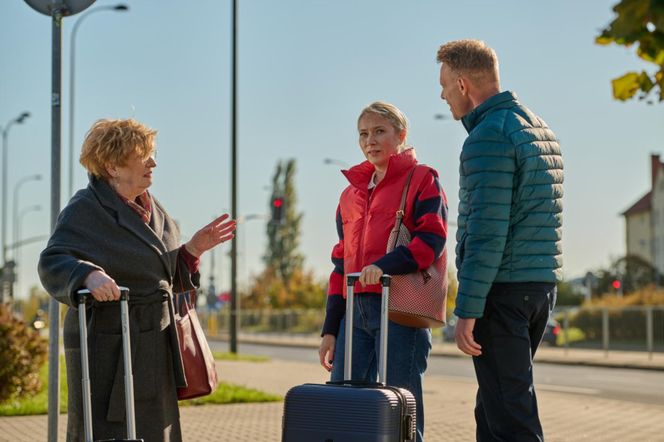 Na Wspólnej odc. 3966. Kamil Hoffer (Kazimierz Mazur), Łucja Agier (Magdalena Kaczmarek), profesor Agier (Małgorzata Knothe)