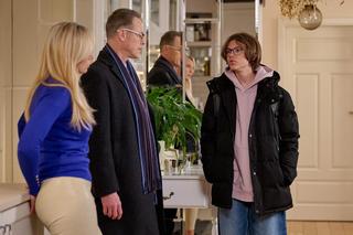 Na Wspólnej, odc. 3776: Monika (Sylwia Gliwa), Damian (Waldemar Błaszczyk), Kajtek (Mikołaj Szostek)	