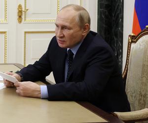 Putin w stanie krytycznym? Siedzi przy stole nad ciastem i sapie