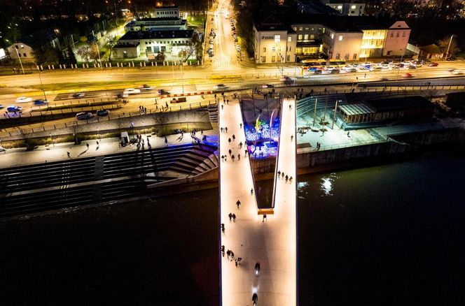 Tak wygląda nowy most w Warszawie. Kładka pieszo-rowerowa nad Wisłą otwarta