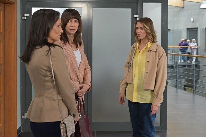 Pierwsza miłość, odcinek 4058: Izabela (Olga Bończyk), Grażyna (Grażyna Wolszczak), Maja (Julia Kamińska)