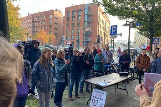 Protest nauczycieli w Krakowie. Napisali „kartki do Czarnka” i żądali odwołania kurator Nowak