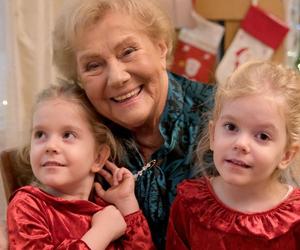 Święta w M jak miłość odcinek specjalny. Barbara (Teresa Lipowska), bliźniaczki Emilka i Zuzia (Julia,Marcelina Kempka),