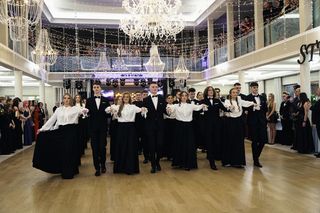 Polonez maturzystów z Piotrkowa Trybunalskiego znów zachwycił  