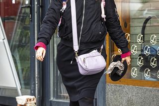 Jachira maluje się w tramwaju