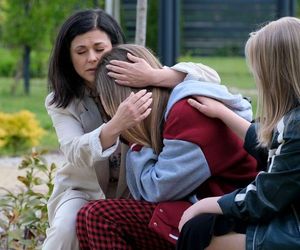 M jak miłość odc. 1885. Sara (Nadia Smyczek), Lenka (Olga Cybińska), Kinga (Katarzyna Cichopek)