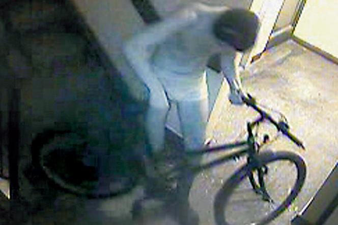 Ukradł rower w majtkach na głowie