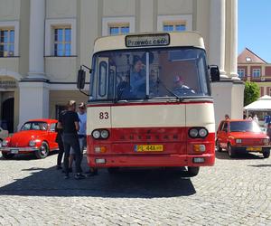 Uczestnicy Ogólnopolskiego Rajdu Pojazdów Zabytkowych w Rydzynie zawitali na Rynek w Lesznie