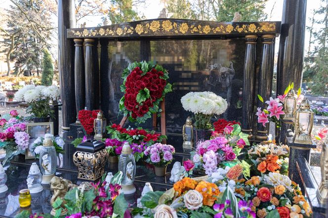 Tego grobu nikt się nie spodziewał! Zadaszenie, stół i krzesła na cmentarzu w Poznaniu