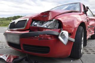 Siemiechów. Młody motocyklista uderzył w drzwi skody. Lekarze walczyli o jego życie