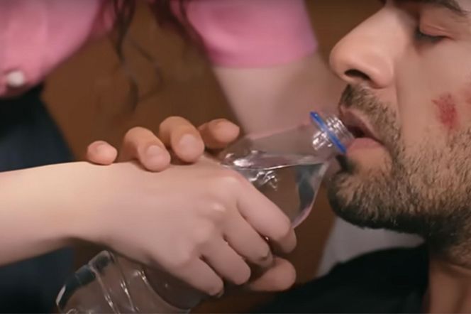 Zeynep czule opiekuje się Halilem w szpitalu 