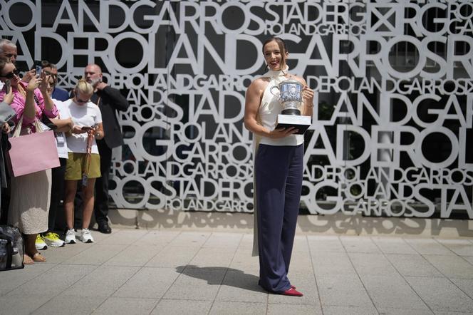 Zjawiskowa Iga Świątek świętuje zwycięstwo w Roland Garros