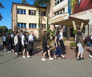 100 par zatańczyło poloneza na 100-lecie siedleckiego Ekonomika