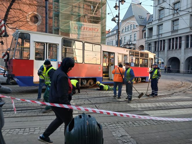 To mogło skończyć się tragedią w centrum Bydgoszczy. Wykoleił się tramwaj, którym podróżowało 50 pasażerów