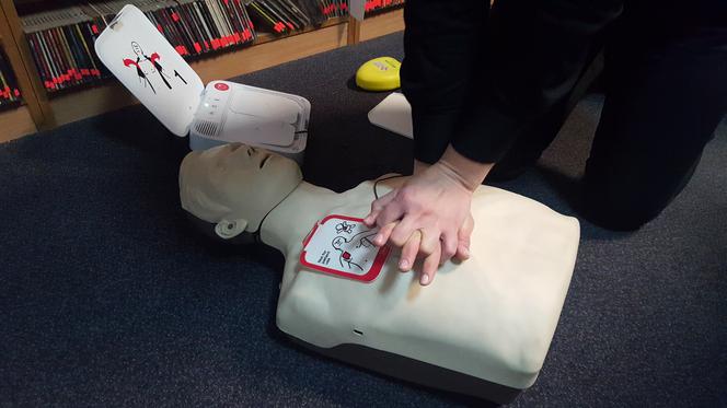 Znasz zasady pierwszej pomocy? Wiesz jak użyć AED? Jeśli nie- zobacz wideo!