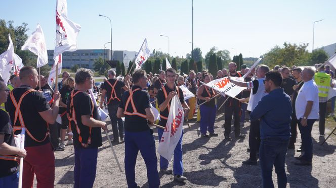 Pikieta pracowników Beko. Pracę straci 1100 osób. „Czujemy się oszukani i sfrustrowani”