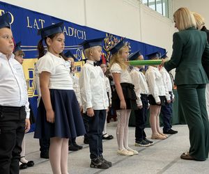 Pierwsza Dama uczciła z uczniami 100 lat od nadania imienia Stefana Batorego Szkole Podstawowej w Liwie