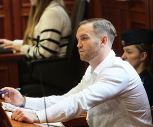 „Byłam obok, gdy tłukli Maćka”. Oskarżony o śmiertelne pobicie Maćka na Nowym Świecie z uśmiechem na twarzy słuchał zeznań świadków