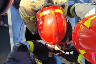 Dramatyczna akcja ratunkowa w Warszawie. Mężczyzna utknął w szybie wentylacyjnym