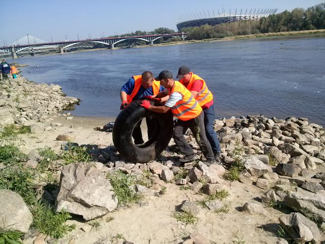 Sprzątanie Wisły. Znaleziona opona.
