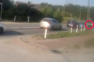 Pijak taranuje rogatki przejazdu kolejowego w Brzezinach. 