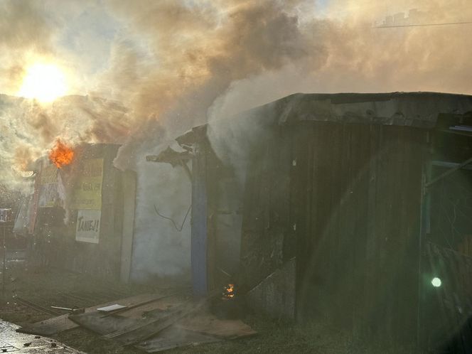 Pożar bazaru Różyckiego. Kłęby dymu nad historycznym targowiskiem