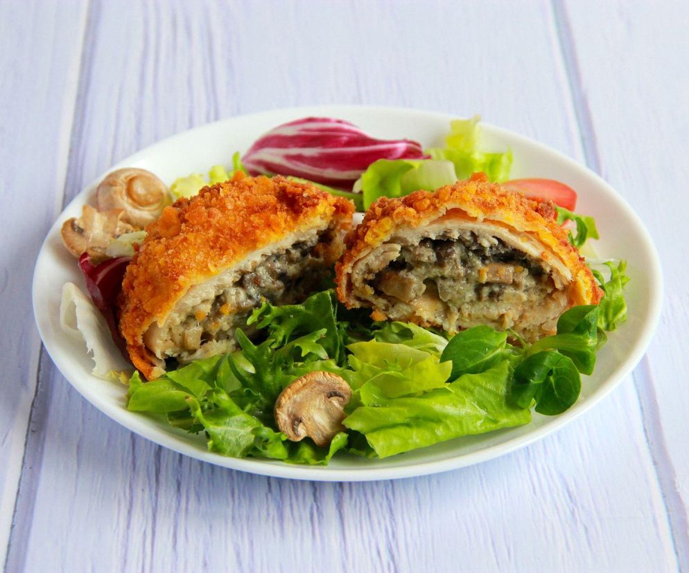 kolety drobiowe z młodą kapustą i pieczarkami