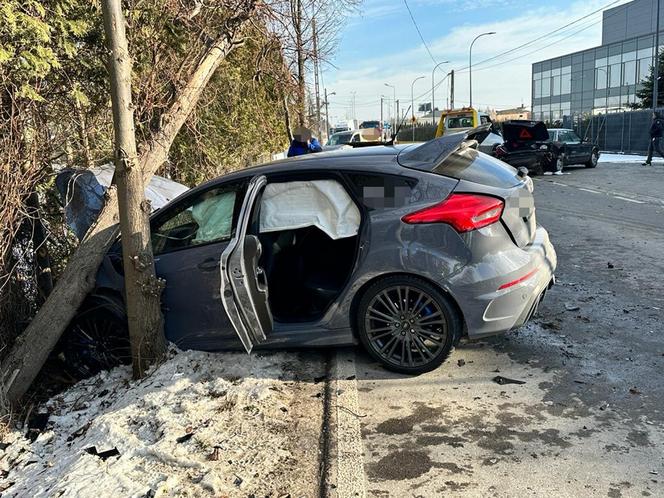 Kierujący sportowym autem roztrzaskał się o eleganckiego jaguara. Sprawca wypadku trafił do szpitala