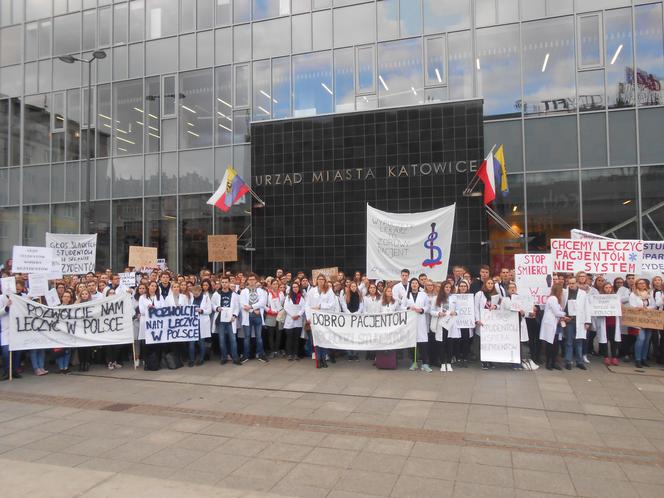 Białe kitle wypełniły Katowicki Rynek. Studenci ŚUM-u wsparli protest rezydentów [ZDJĘCIA, AUDIO]