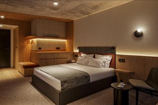 Qubus Hotel Katowice i jego nowoczesne wnętrza. Jest drewno, szkło i wełna