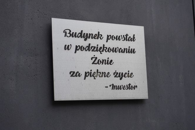 Tabliczka z podziękowaniami dla żony w patio budynku na roku ulic Górki i Głogowskiej