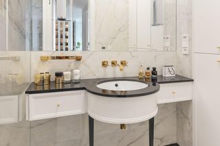 Eleganckie mieszkanie w beżach, bieli i złocie