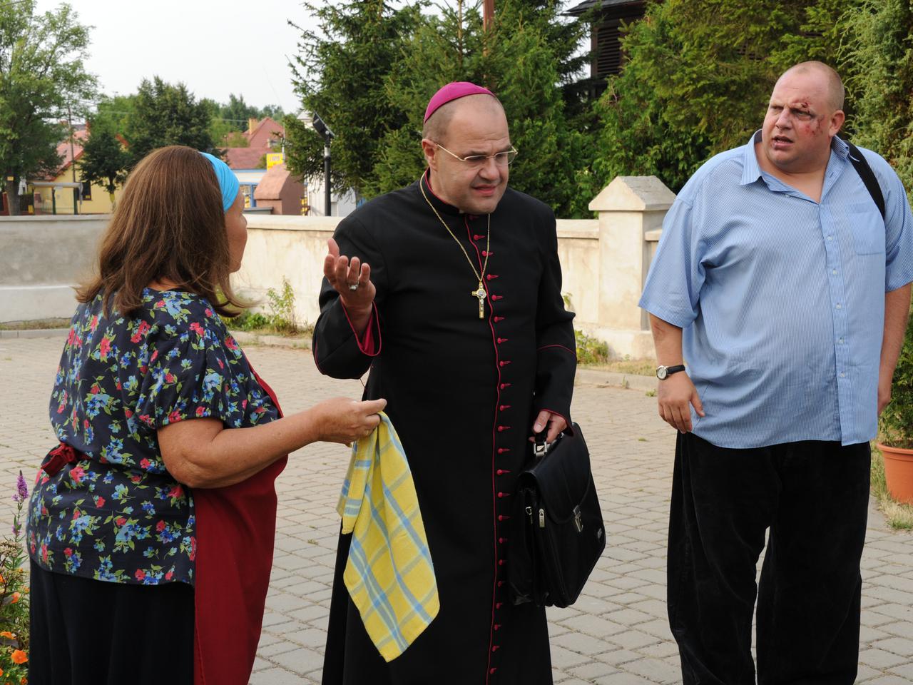 Ranczo 9 sezon odc. 109. Biskup Kozioł (Cezary Żak), Michałowa (Marta Lipińska)